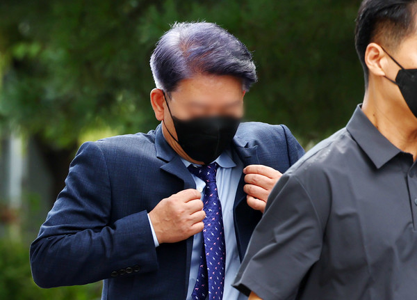 지난 해 9월 27일 손태승 전 우리금융지주 회장 친인척 부당대출 의혹과 관련해 대출을 주도한 핵심 인물로 알려진 우리은행 임모 전 본부장이 서울남부지방법원에서 열린 구속 전 피의자 심문(영장실질심사)에 출석하고 있다. 사진 / 뉴시스