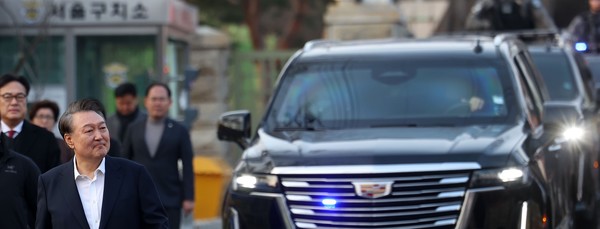 8일 석방된 윤석열 대통령이 서울구치소에서 걸어나오고 있다. 사진 / 뉴시스