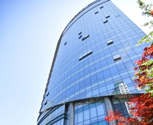 A씨는 수십억원대 불법 대출 의혹으로 검찰의 압수수색을 받은 것으로 알려졌다.   사진 / 뉴시스