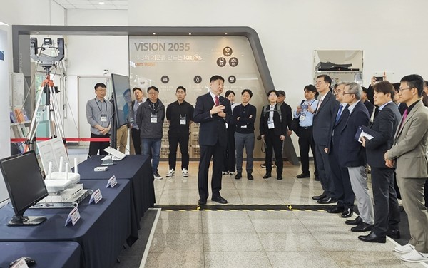 LG전자가 지난해 10월 진행한 '6G 그랜드 서밋'에서 LG전자 CTO 김병훈 부사장(오른쪽 끝)이 통신 기술 연구개발 현황 및 미래 방향성에 대해 설명을 듣고 있다. / 사진 = LG전자 제공