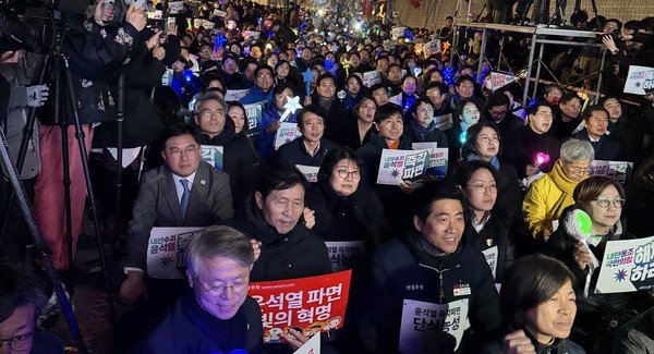 탄핵 인용을 촉구하는 야당의원들과 시민들이 광화문에서 집회를 하고있다. 사진 / 뉴스엔뷰 DB