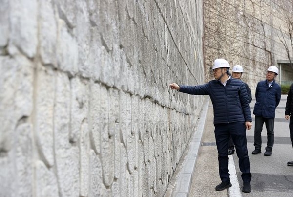 황상하 사장(왼쪽 첫 번째)이 SH공사가 관리하는 임대아파트 단지의 옹벽 상태를 확인하고 있다. / 사진 = SH공사 제공