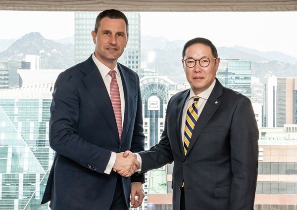 조현상 HS효성 부회장(오른쪽)과 바르나 탄초스 루마니아 부총리(왼쪽). / 사진 = HS효성 제공