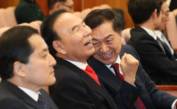 24일 한덕수 국무총리의 탄핵심판 선고 현장인 서울 종로구 헌법재판소 대심판정에서 국민의힘 김기현, 박덕흠 의원이 즐거워하고 있다.    사진 / 뉴시스