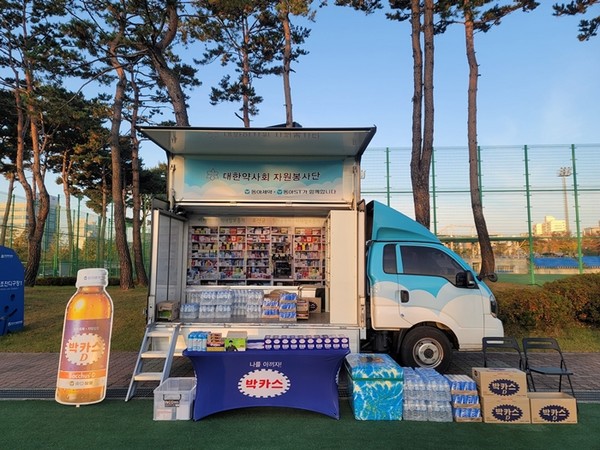 산불 피해 지역에 의약품과 박카스를 전달하는 봉사약국 트럭의 모습. /  사진 = 동아제약 제공