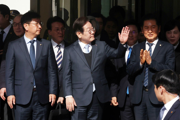 이재명 더불어민주당 대표가 26일 서울 서초구 서울고등법원에서 열린 공직선거법 위반 혐의 항소심 선고 공판에서 무죄를 선고받은 뒤 지지자들에게 인사하고 있다.      사진 / 뉴시스