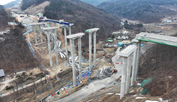지난 2월 현대엔지니어링이 시공하는 경기도 안성시 서운면 산평리 '안성 고속도로 교각 붕괴' 현장에서 경찰과 국과수, 산업안전공단 등 관계자들이 합동감식을 하고 있다. 사진 / 뉴시스