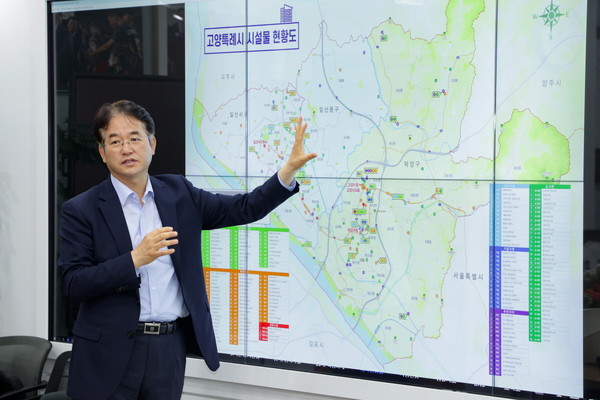 디지털 정책플랫폼을 통해 정책 설명 중인 이동환 고양특례시장/ 사진 고양시