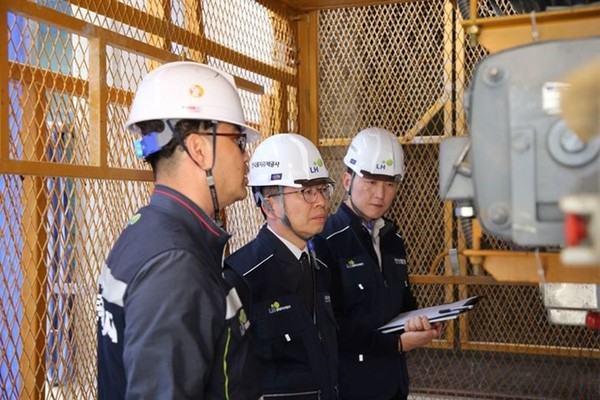 이상조 LH 스마트건설안전본부장(가운데)과 관계자 등이 지난 26일 화성태안3 B3 블록 건설현장에서 리프트에 탑승해 시설물을 점검하는 모습. / 사진 = LH 제공