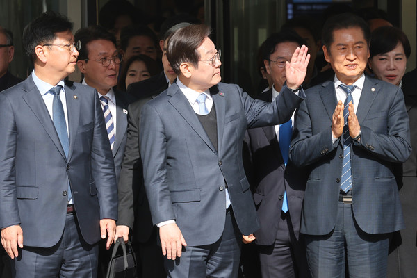 이재명 더불어민주당 대표가 지난 26일 오후 서울 서초구 서울고등법원에서 열린 공직선거법 위반 사건 항소심에서 무죄를 선고받은 뒤 법원을 나서며 지지자들을 향해 인사하고 있다.     사진/뉴시스