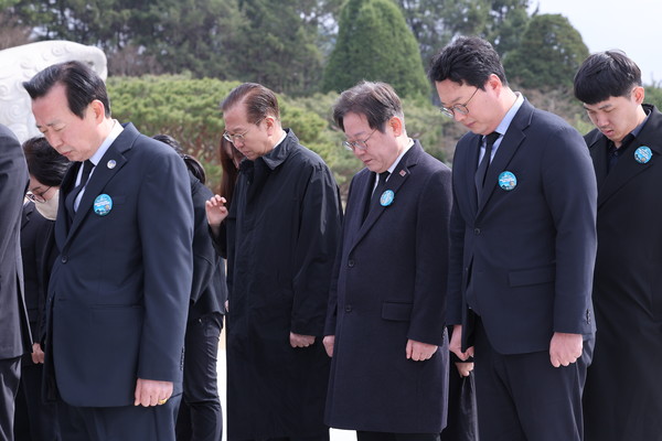 이재명 대표가 28일 국립대전현충원에서 열린 제10회 서해수호의 날 기념식에서 묵념하고 있다.     사진/뉴시스