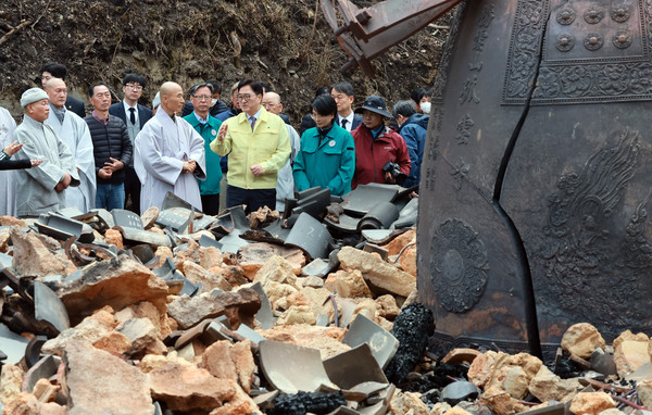 우원식 국회의장이 지난 28일 경북 의성군 단촌면 고운사를 찾아 산불 피해 상황을 점검하고 있다.   사진/뉴시스