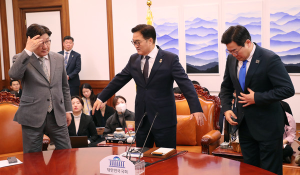 지난 6일 서울 여의도 국회 의장실에서 추경과 연금개혁 등을 논의하기 위해 열린 '여야 협의회'에서 우원식 의장과 여야 원내지도부가 논의 전 기념촬영하고 있다. 왼쪽부터 국민의힘 권성동 원내대표, 우 의장, 더불어민주당 박찬대 원내대표.    사진/뉴시스