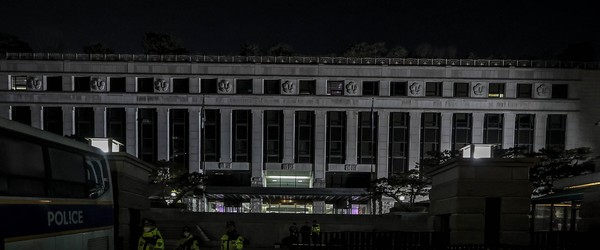 윤석열 대통령 탄핵심판 선고일이 4일로 결정된 헌법재판소의 야간 모습.        사진 / 뉴시스