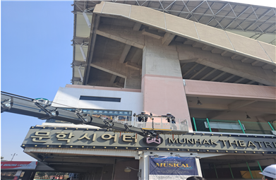 문학경기장 광고판 등 부착물 결속여부 등 낙하위험에 대한 안전점검 / 사진 인천시