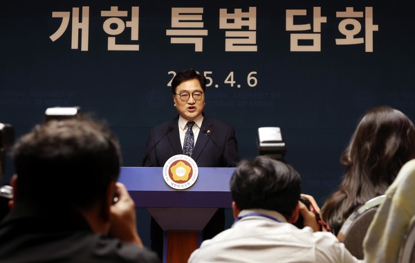 우원식 국회의장이 지난 6일 오후 서울 여의도 국회 사랑재에서 열린 개헌관련 긴급 기자회견에서 발언을 하고 있다.    사진/뉴시스