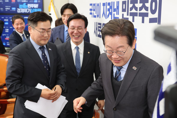 이재명 더불어민주당 대표가 9일 오전 서울 여의도 국회에서 열린 최고위원회의에서 당대표 사퇴 의사를 밝힌 뒤 회의실을 나서고 있다.   사진/뉴시스