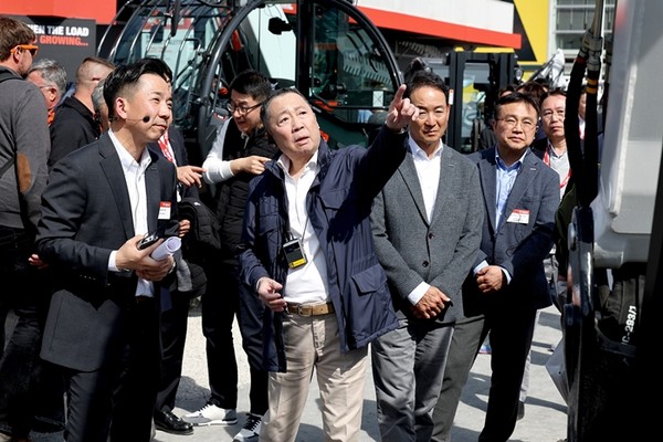 박정원 두산그룹 회장(왼쪽 두 번째)이 독일 건설기계 전시회 ’바우마 2025’를 찾아 두산밥캣 부스를 유심히 살펴보고 있다. / 사진 = 두산그룹 제공