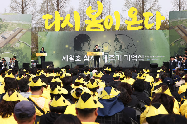 16일 오후 안산 화랑유원지에서 열린 세월호 참사 11주기 기억식에 참석한 우원식  국회의장이 연설하고 있다.      사진/ 국회의장 공보수석실