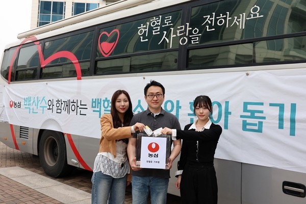 농심, 헌혈증을 '한국백혈병소아암협회' 기부. / 사진 = 농심 제공