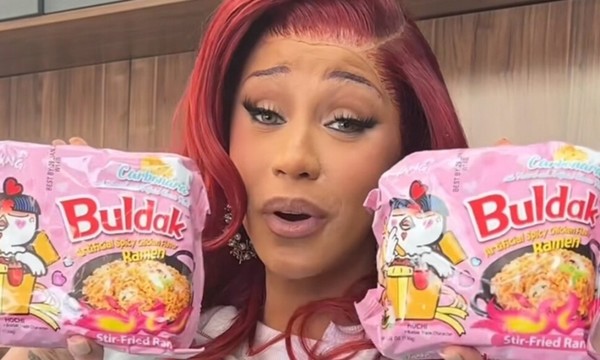 지난 2024년 3월 미국의 정상급 여성 래퍼 카디 비(Cardi B)가 삼양식품의 불닭볶음면을 먹어보는 영상을 틱톡에 올려 화제가 됐다. / 사진 = 삼양식품 제공