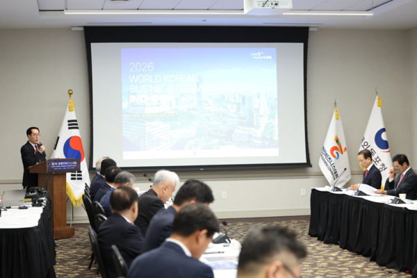 세계한인비즈니스대회 운영위원회에서 김영신 인천시 국제협력국장이 인천 유치 필요성 등에 대해 설명(질의 응답) 하고 있는 모습/ 사진 인천시