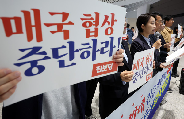김재연 진보당 대통령 선거 후보가 22일 오전 인천국제공항 제2여객터미널에서 열린 최상목 경제부총리 겸 기획재정부 장관, 안덕근 산업통상자원부 장관 미국 출국 반대 기자회견에 참석해 발언을 하고 있다.       사진/뉴시스