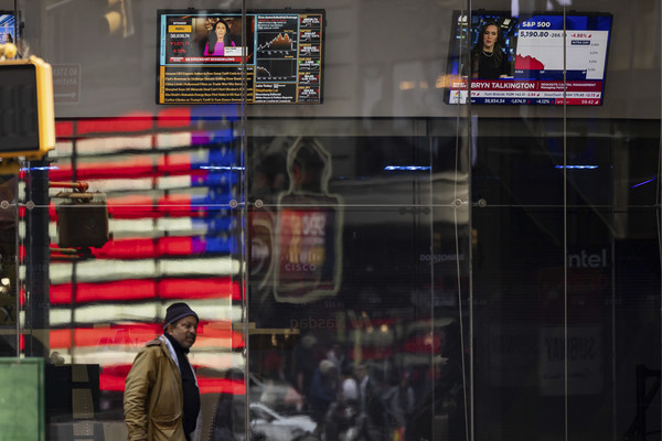 뉴욕의 나스닥 마켓사이트 화면에 지난10일(현지시각) S&P 500 가격이 표시돼 있다. 중국은 11일 미국으로부터의 수입품에 대한 관세를 12일부터 84%에서 125%로 올린다고 대응 조치를 발표했다.    사진/뉴시스