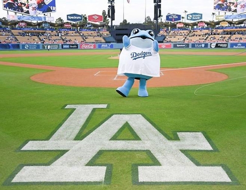 '진로(JINRO)' 대표 캐릭터인 두꺼비가 다저스타디움에서 시구자로 나서고 있다. / 사진 = 하이트진로 제공