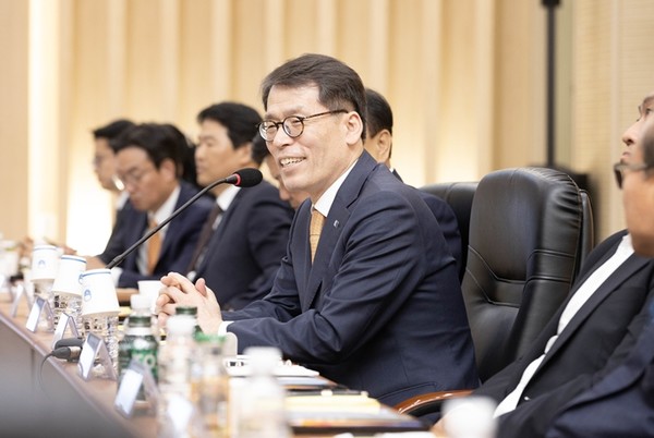 사진은 23일 안양과천상공회의소에서 열린 중소기업 현장 간담회에서 김성태 IBK기업은행장이 중소기업 대표들과 대화 하고 있는 모습. / 사진 = IBK기업은행장 제공