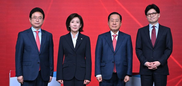 이철우(왼쪽부터), 나경원, 홍준표, 한동훈 제21대 대통령 선거 국민의힘 경선 후보가 20일 서울 강서구 ASSA아트홀에서 열린 제21대 대통령 선거 국민의힘 1차 경선 B조 토론회에서 토론 시작 전 기념촬영을 하고 있다. 사진 / 뉴시스