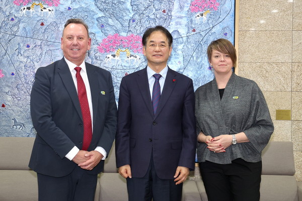 고양시-이클레이 세계본부 기관 면담_지노 반 베긴 이클레이 세계사무총장(좌),카트린 스전펠트 자메 이클레이 회장(우)