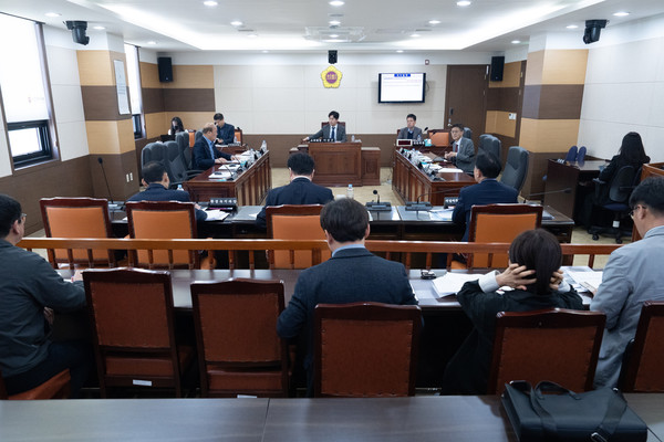 =사진 설명 : 인천시의회 산업경제위원회는 최근‘송도 국제업무지구 활성화 및 11공구 도시계획 변경 관련 소위원회’ 2차 회의를 열어 윤원석 인천경제청장을 상대로 돈 되는 아파트 위주로 개발되고 있는 송도국제업무지구 문제점을 질타하고 있다.