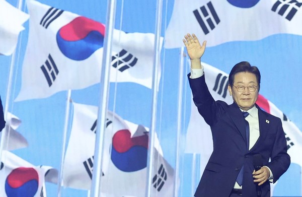 지난 27일 경기도 고양시 킨텍스에서 열린 더불어민주당 제21대 대통령 선거 후보자 선출을 위한 수도권·강원·제주 합동연설회에서 이재명 후보가 대선후보로 선출된 후 수락연설을 하기 전 손을 들어 인사하고 있다.    사진/뉴시스