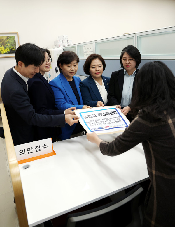 서영교 더불어민주당 의원을 비롯한 야5당 의원들이 지난 25일 오후 서울 여의도 국회 의안과에 김건희 특검법안을 제출하고 있다. 왼쪽부터 한창민 사회민주당 대표, 정혜경 진보당 의원, 서 의원, 정춘생 조국혁신당 원내수석부대표, 용혜인 기본소득당 대표.    사진/뉴시스