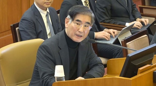 김용현 전 국방부장관이 지난 1월 서울 종로구 헌법재판소에서 열린 대통령 탄핵심판 4차 변론기일에 증인으로 출석해 질문에 답변하고 있는 모습. / 사진 = 헌법재판소 제공