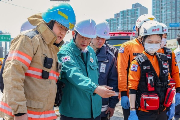 구조작업 현장을 점검 중인 이동환 고양특례시장/사진 고양시