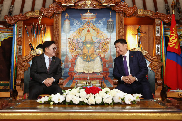 우원식 국회의장이  몽골을 공식방문하여 지난 28일(현지시각) 울란바토르에서 후렐수흐 몽골 대통령과 면담을 진행했다.      사진/국회의장 공보수석실