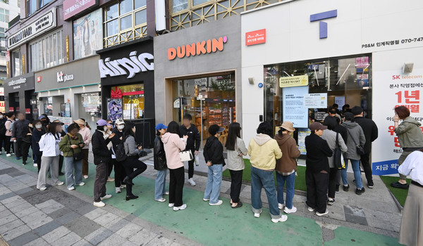 지난 28일 경기 수원시내 한 SKT T월드 매장 앞에 유심을 교체하려는 고객들이 줄서 기다리고 있다.    사진/뉴시스