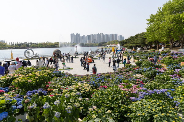 조각 작품들 함께 전시된‘수국 정원’/ 사진 고양시