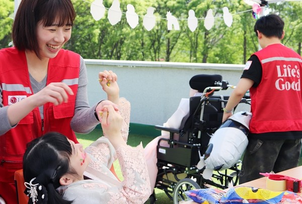 LG전자 임직원으로 구성된 '라이프스굿 봉사단'이 지난 30일 서울 강동구에 위치한 암사재활원을 찾아 장애 아동·청소년들과 다양한 체험 활동을 함께 하며 행복한 시간을 보냈다. / 사진 = LG전자 제공