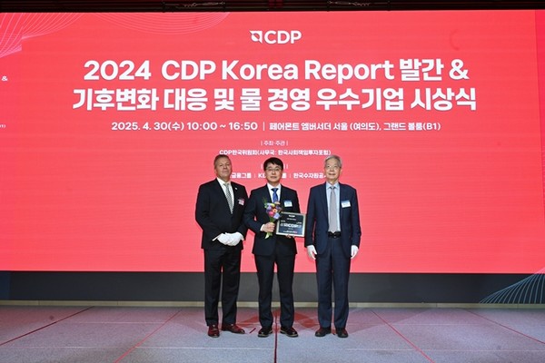'2024 CDP 코리아 어워드' 시상식에서 김제영 현대건설 안전수행지원실 실장(가운데)이 CDP 한국위원회 주요 관계자들과 기념사진을 촬영하고 있다. / 사진 = 현대건설 제공