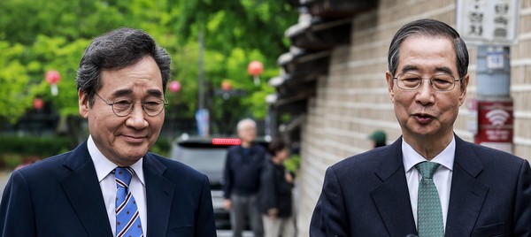 한덕수 무소속 대선 예비 후보와 이낙연 새미래민주당 상임고문이 6일 서울 중구 달개비 컨퍼런스하우스에서 오찬회동 마친 뒤 취재진 앞에 서 있다. 사진 / 뉴시스