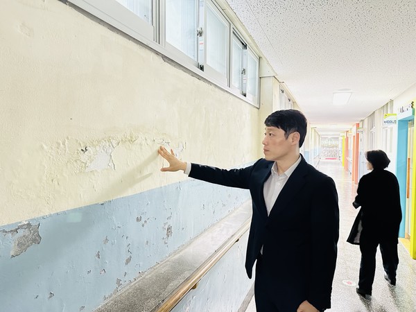 인천시의회 이용창 교육위원장, 원도심 학교 교육환경 개선 앞장/ 사진 인천시의회