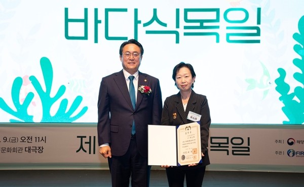 효성티앤씨 유소라 상무가 경상남도 통영시 한산대첩광장에서 열린 '제13회 바다식목일 기념식'에서 대통령표창을 수상. / 사진 = 효성티앤씨 제공