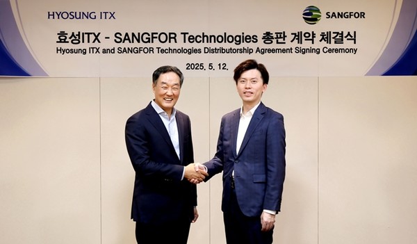 효성ITX가 12일 상포테크놀로지(Sangfor Technologies)와 총판 계약을 체결했다. 남경환 효성ITX 대표(왼쪽)와 YIU SHING CHI 상포 APEC 지사장(오른쪽)이 기념사진을 촬영하고 있다. / 사진 = 효성ITX