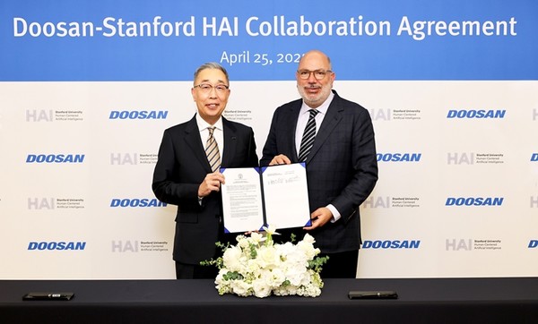 지난 4월 25일 동대문 두산타워에서 열린 산학협력 협약식에서 박지원 두산그룹 부회장(왼쪽)과 제임스 랜데이 스탠포드 대학 HAI 연구소 공동연구소장(오른쪽)이 기념사진을 촬영하고 있다. / 사진 = 두산 제공