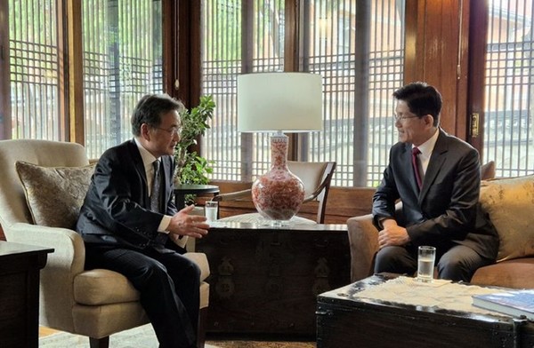 김문수(오른쪽) 국민의힘 대선 후보가 15일 주한미국대사관저인 하비브 하우스에서 조셉 윤 주미대사대리와 오찬 겸 회담을 진행하고 있다.  / 사진 = 주한미국대사관 제공