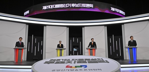 중앙선거방송토론위원회가 18일 주관한 제21대 대통령선거 후보자 토론회에서 각 정당 대선 후보들이 준비를 하고 있다. 왼쪽부터 국민의힘 김문수, 민주노동당 권영국, 개혁신당 이준석, 더불어민주당 이재명 후보. 사진 / 국회사진기자단