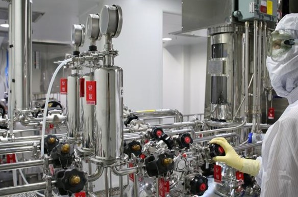 한미정밀화학 연구원이 고품질 원료의약품 생산을 위한 공정을 수행하고 있다. /  사진 = 한미정밀화학